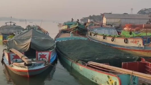 বরিশালে অনির্দিষ্টকালের কর্মবিরতিতে নৌযান শ্রমিকরা