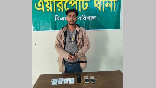 বরিশাল নগরীতে চাঁদাবাজির সময় ভুয়া এসবি কর্মকর্তা আটক