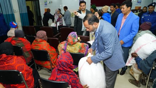 রাজশাহীর মোহনপুরে শীতার্তদের মাঝে লেপ বিতরণ