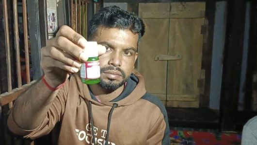 বরিশালে বিষের বোতল হাতে প্রেমিকার বাড়িতে অনশনে যুবক