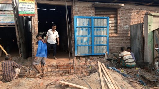 বরিশাল নগরীতে বাড়ির দরজায় বিএডিসি কর্তৃপক্ষের নিয়মবর্হিভূত ওয়াল নির্মাণ অবরুদ্ধ হতে যাচ্ছে ২০ পরিবার