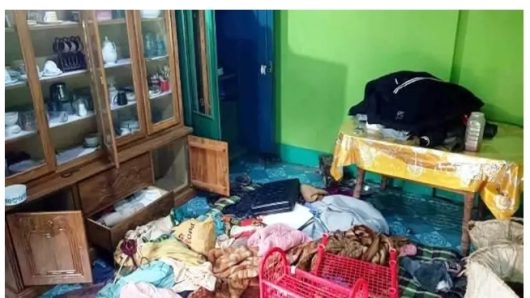 বরিশালে পলাতক ছাত্রলীগ নেতার ঘরের তালা ভেঙে মালামাল লুট