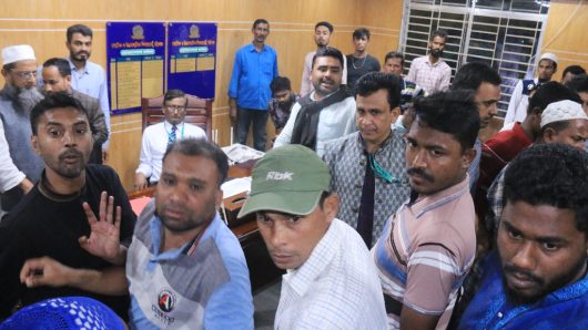বিএনপি নেতাকে স্কুল কমিটির ১ নম্বরে না রাখায় বরিশাল শিক্ষা বোর্ডের চেয়ারম্যান অবরুদ্ধ