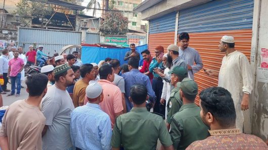 বরিশাল সিটি কর্পোরেশনের জমি দখলমুক্তকরণে বিএনপির বাধা, বিভাগীয় কমিশনার অবরুদ্ধ,