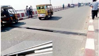 দপদপিয়া সেতুর দুই স্পানের মাঝখানের লোহার পাত খুলে নিয়েছে দুর্বৃত্তরা *ঝুঁকি নিয়ে যানবাহন চলাচল