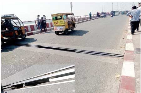 দপদপিয়া সেতুর দুই স্পানের মাঝখানের লোহার পাত খুলে নিয়েছে দুর্বৃত্তরা *ঝুঁকি নিয়ে যানবাহন চলাচল