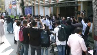 বরিশাল বিএম কলেজে বাকসু নির্বাচনের দাবিতে প্রশাসনিক ভবনে তালা