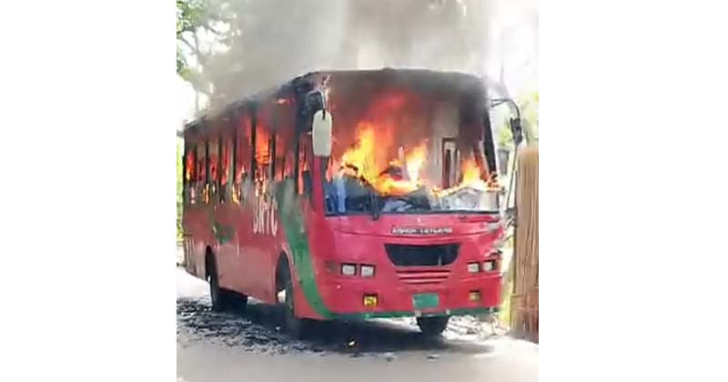 বরিশালের উজিরপুরে চলন্ত বিআরটিসি বাসে অগ্নিকাণ্ড
