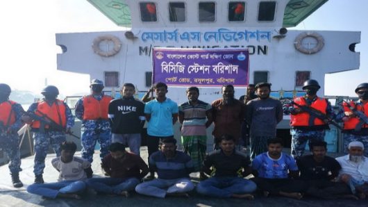 বরিশালে কোস্ট গার্ডের অভিযানে বিপুল পরিমাণ চোরাইকৃত কয়লা ও লাইটার ভেসেল জব্দ, আটক ১২