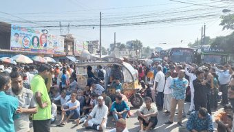 বরিশালে অপসো স্যালাইন ফার্মার ছাঁটাইকৃত শ্রমিকরা চাকরি পুনর্বহালের দাবিতে  মহাসড়ক অবরোধ