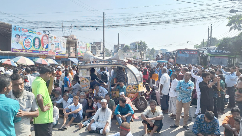 বরিশালে অপসো স্যালাইন ফার্মার ছাঁটাইকৃত শ্রমিকরা চাকরি পুনর্বহালের দাবিতে  মহাসড়ক অবরোধ