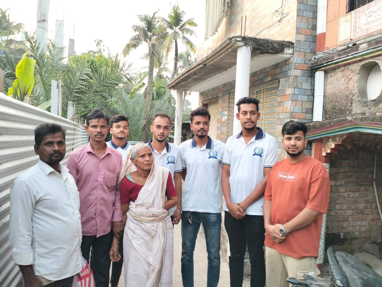 ফেসবুক খুঁজে দিলো নিখোঁজ বৃদ্ধার পরিবার