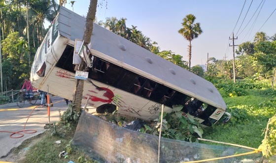 বরিশালে মোটরসাইকেল চালককে বাঁচাতে গিয়ে খাঁদের মধ্যে সাকুরা, আহত ১৩