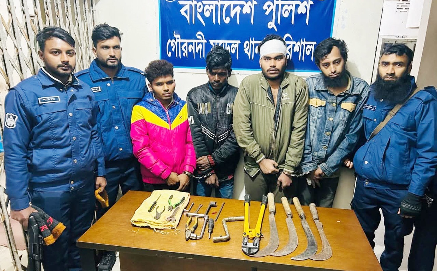 বরিশালে আটক চার ডাকাত সদস্যকে জেলহাজতে প্রেরণ