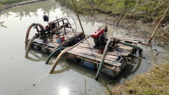 বাবুগঞ্জ উপজেলায় বকশির চর আত্মঘাতি ড্রেজার দিয়ে ফসলি জমি নষ্ট