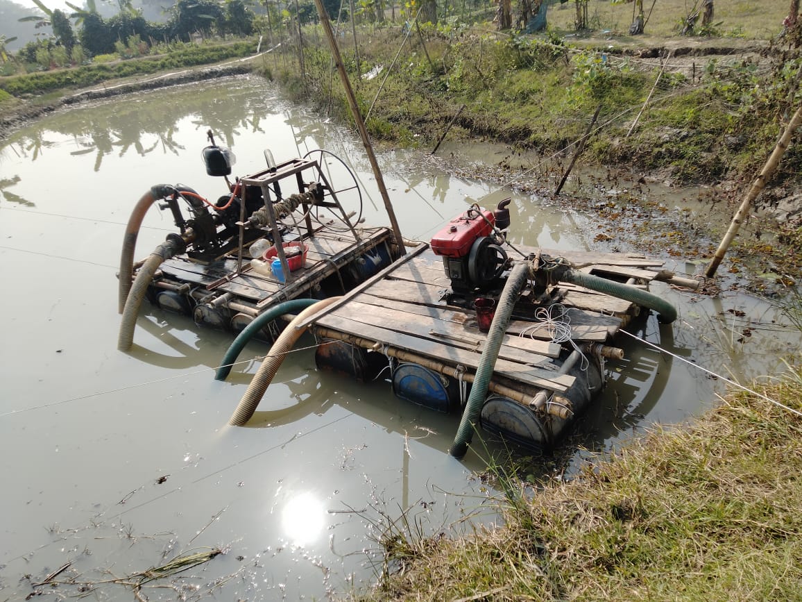বাবুগঞ্জ উপজেলায় বকশির চর আত্মঘাতি ড্রেজার দিয়ে ফসলি জমি নষ্ট