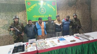 বরিশালে সেনাবাহিনীর অভিযানে অস্ত্র, টাকা ও মাদকসহ পাঁচজন আ/ট/ক